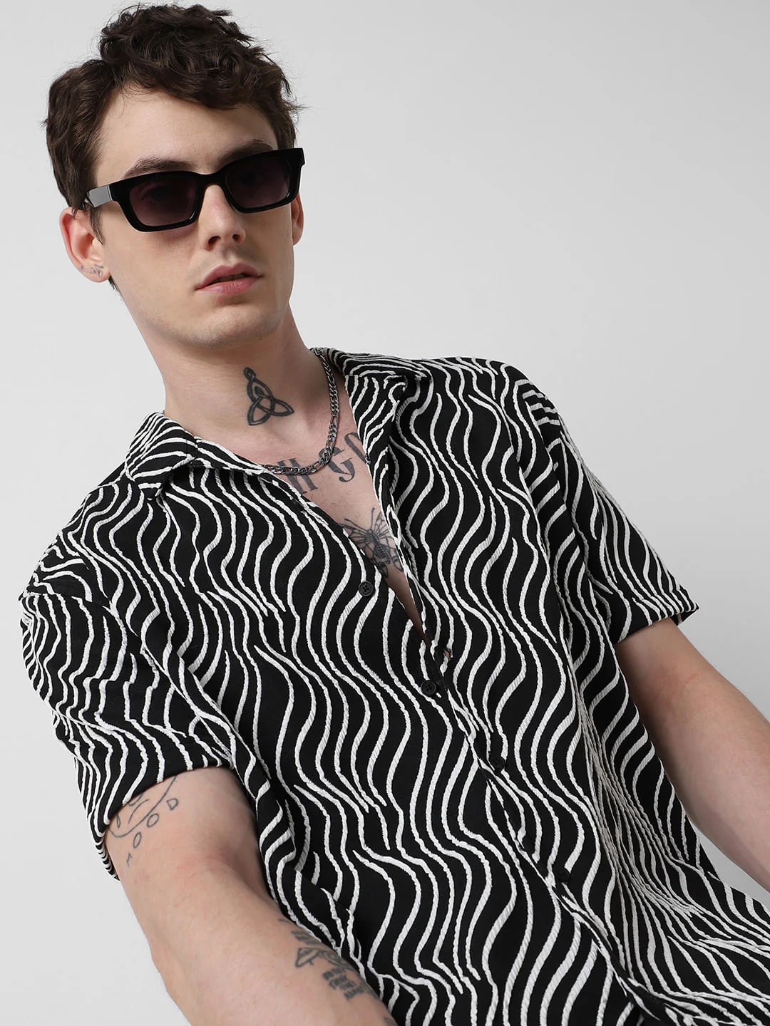 Black Wavy Patterned Oversized Shirt - Image 2