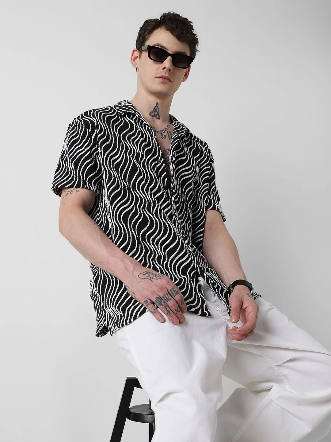 Black Wavy Patterned Oversized Shirt - Image 4