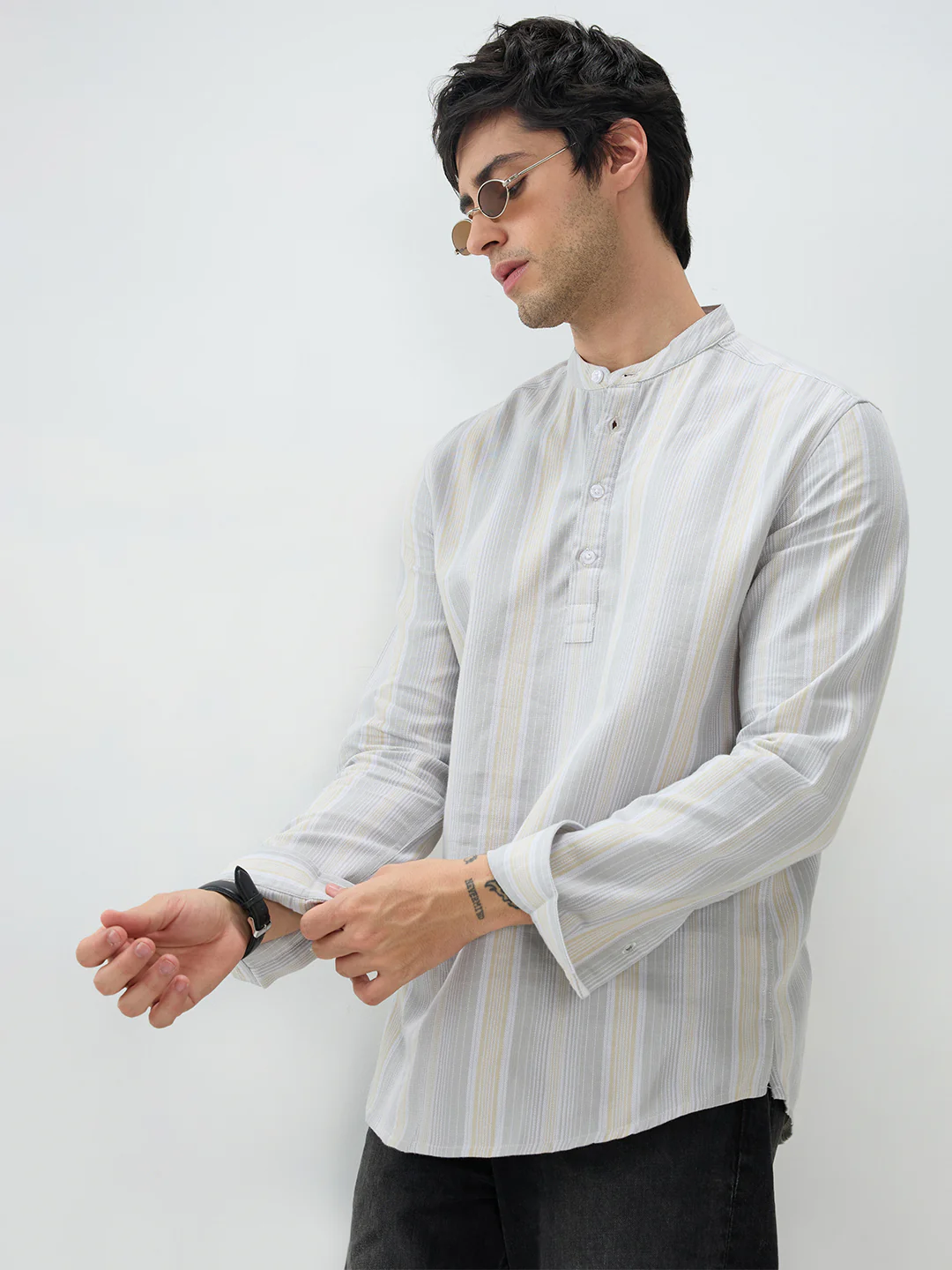 Silverline Refined Vertical Striped Kurta - Image 2